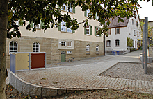 Gepflasterter Schulhof mit Kletterstange