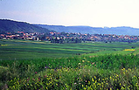 Landschaft mit Dorf im Hintergrund 