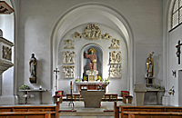 moderner Kircheninnenraum 