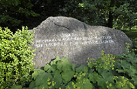 Stein mit Inschrift zum Gedenken an Michael und Margaretha Sattler 