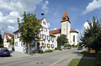 Dorfmitte mit Rathaus und kirche 