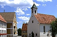 Dorfmitte mit Kirche und Häusern 