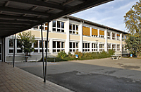 Hof eines großen Schulgebäudes 