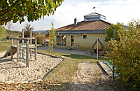 Kindergartengebäude mit großem Spielplatz 