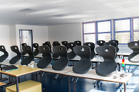 Ein Klassenzimmer mit Tischen und Stühlen 