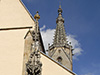 Außenansicht der Domkirche mit Domturm, davor der Marktbrunnen mit Brunnensäule