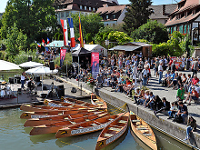 Neckarufer in der Stadtmitte Rottenburg am Neckar mit Booten und feiernden Menschen beim Neckarfest, Fachwerkhäuser der historischen Altstadt
