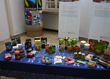 Ausstellungstafel, Tisch mit vielen Produkten
