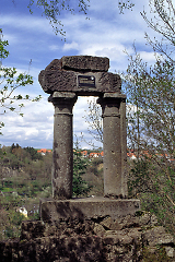 Säulenreste in Landschaft