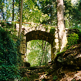 Brücke aus Steinen in Waldlandschaft